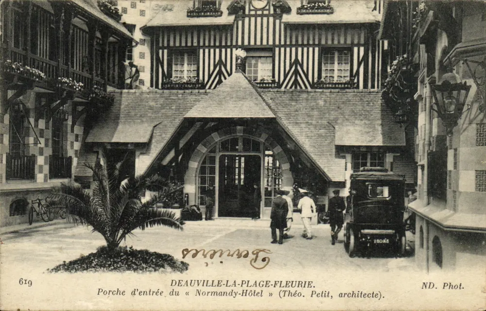 Deauville-La-Plage-Fleurie — Eingangspforte des « Normandy-Hôtel » — ND. Foto. - Vorderseite