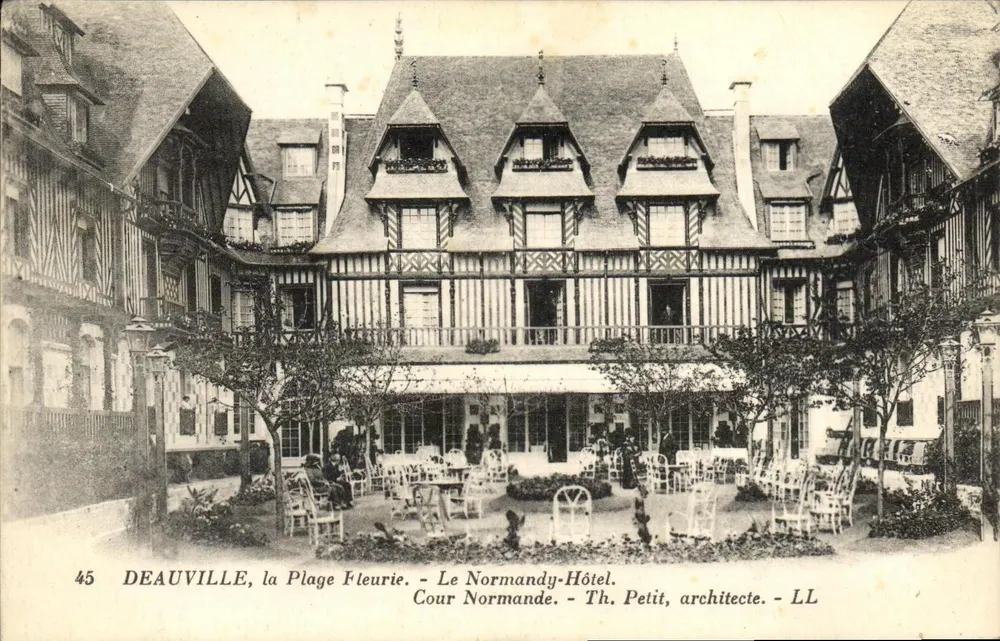 Deauville, der blühende Strand — Das Normandy-Hôtel — Th. Petit, Architekt — LL - Vorderseite