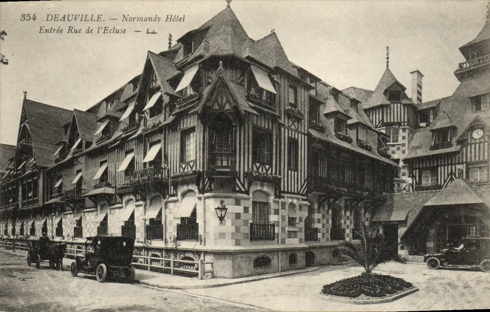 Deauville — Hotel Normandy — Eingang zur Rue de l'Ecluse - Vorderseite