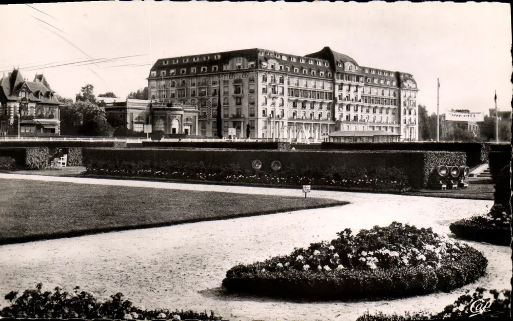 Deauville - Die Blühende Strände — Das Royal-Hôtel (G. Wybo, Architekt) und die Gärten — Réal-Photo - Vorderseite