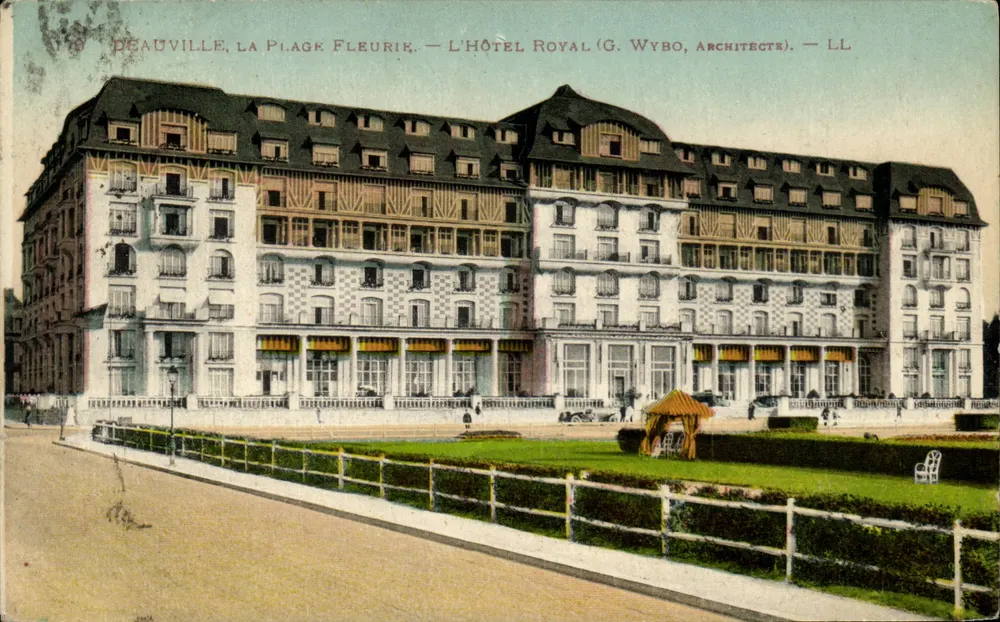 Deauville, La Plage Fleurie — Das Hotel Royal (G. Wybo, Architekt) — LL - Vorderseite
