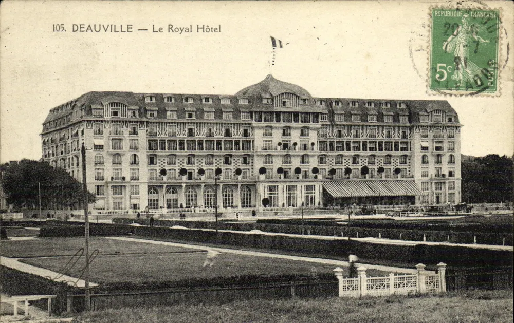 Deauville — Le Royal Hôtel — editor A. Basley, n°105 - Anverso