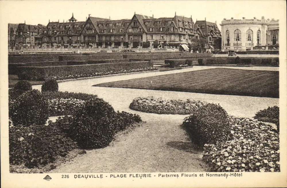 Deauville - Blütenstrand - Blütenbeete und Normandy-Hotel - Vorderseite