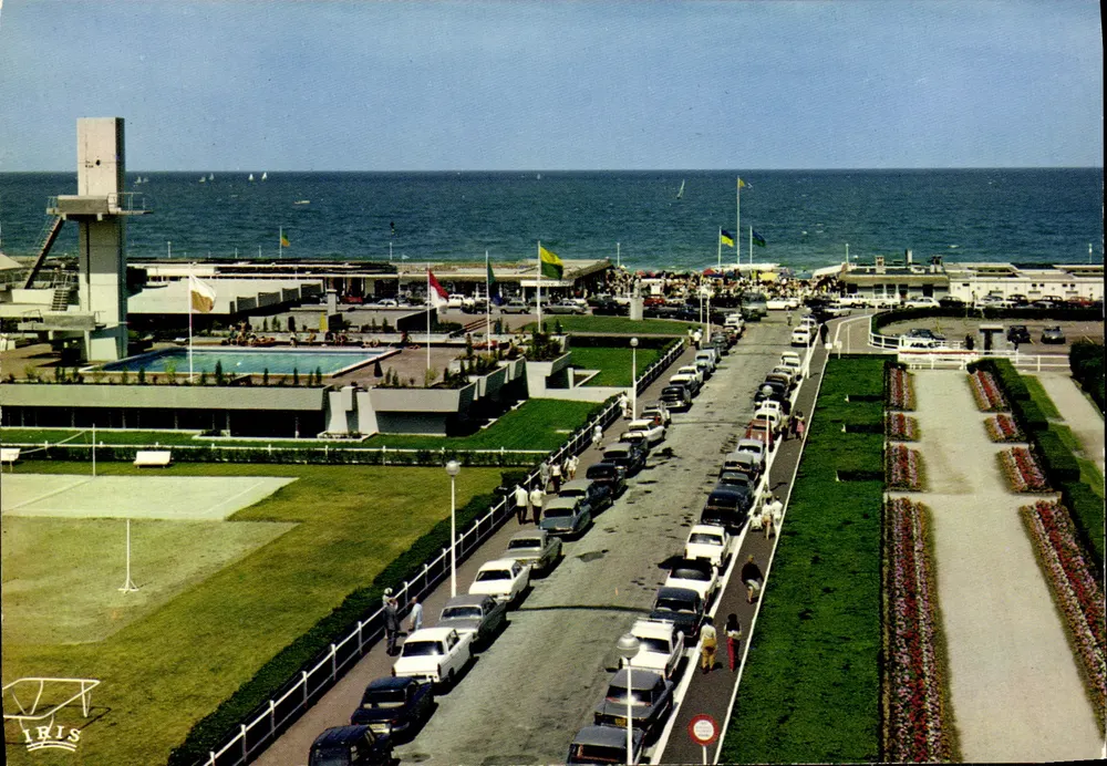 Deauville - Blühender Strand — Der Sprungturm der Schwimmbecken und das Bar du Soleil — IRIS - Vorderseite