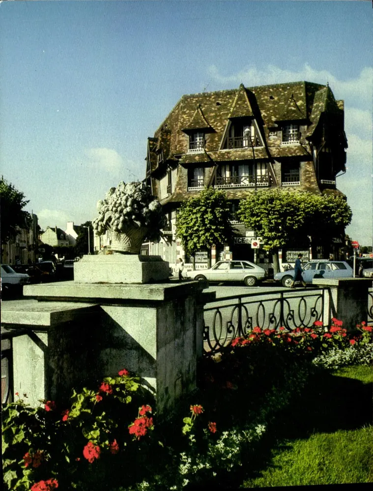 A praça de Morny — Deauville (Calvados) — IRIS - Frente