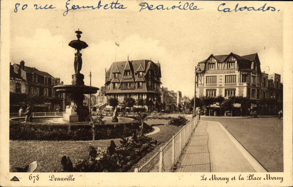 Place Morny und die Fontäne — Ansicht der Rue Gambetta in Deauville, Calvados — Verlag Druck auf der Karte n° 678 - Vorderseite