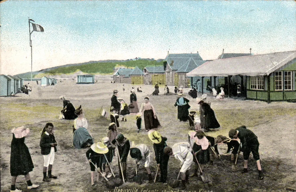 Deauville — Kinder spielen auf dem Platz — Verlag: Aqua Photo - Vorderseite