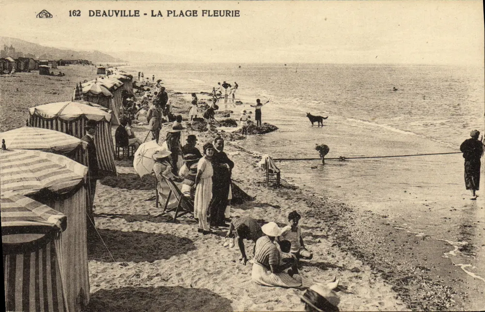Deauville - A Praia Florida — vista da praia com cabines e banhistas — n° de série 162 - Frente