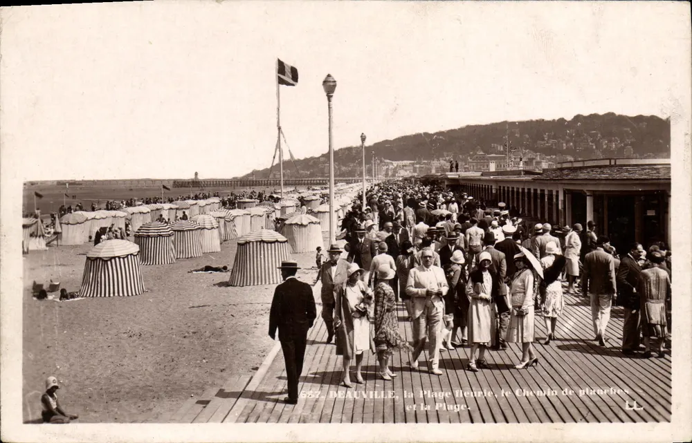 Deauville, a Praia Feliz, o Caminho das Placas e a Praia — LL, n° 657 - Frente