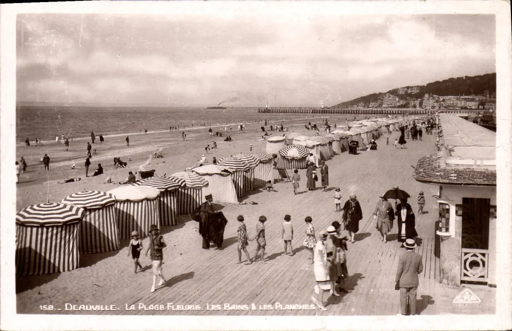 Deauville — Blütenstrand, die Bäder & die Bretter — Antike Ansichtskarte n°158 - Vorderseite