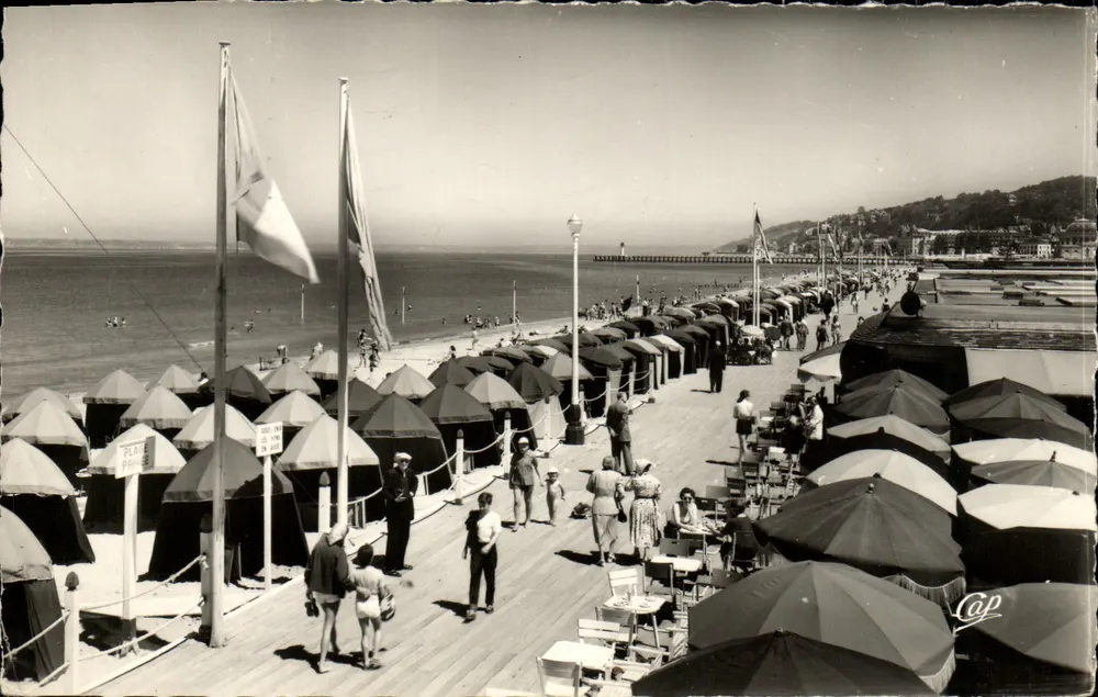 Deauville - Blühende Strandpromenade — Der Strand und das Restaurant 'Soleil' — C.A.P. (58) - Vorderseite