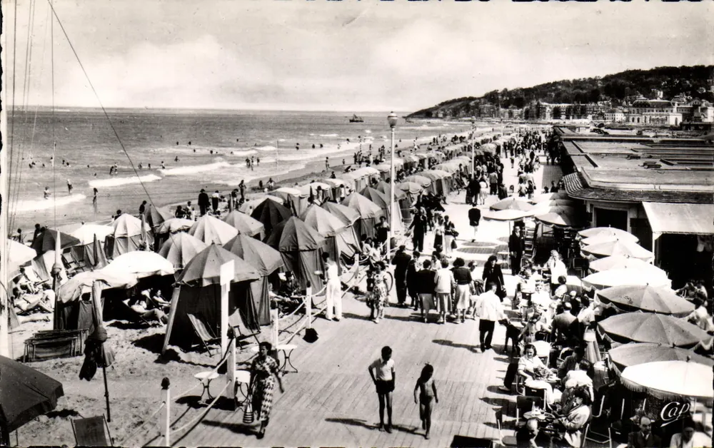 Deauville - Die Blühende Strandpromenade — Les Planches und der Bar du Soleil — Cité des Arts, Paris-5e - Vorderseite