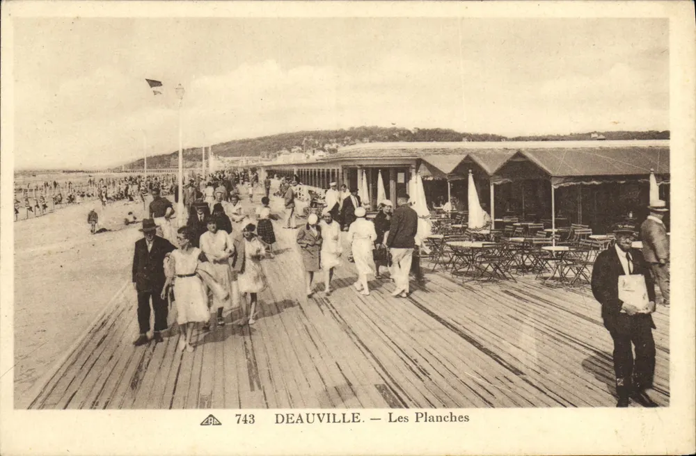 Deauville — Les Planches — editor A.P.E. n° 743 - Frente