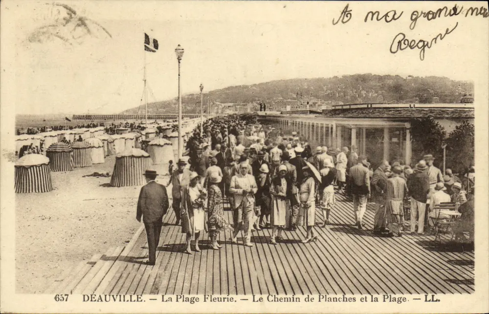 Deauville — Die Blühende Strandpromenade — Der Holzgang und der Strand — LL. — Nr. 657 - Vorderseite