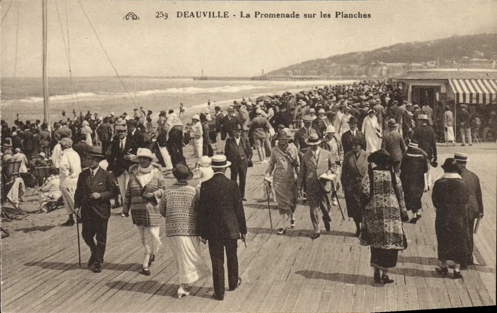Deauville - A Promenade sobre as Planchas — editor Cie Albacienne des Arts Photographiques, Strasbourg — n° de série 259 - Frente
