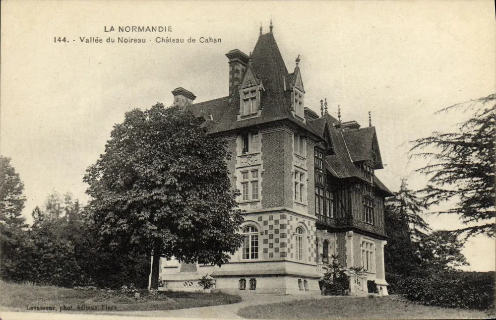 Castelo de Cahan — Vale do Noireau — Lovasseour, fot. editor, Fliers - Frente