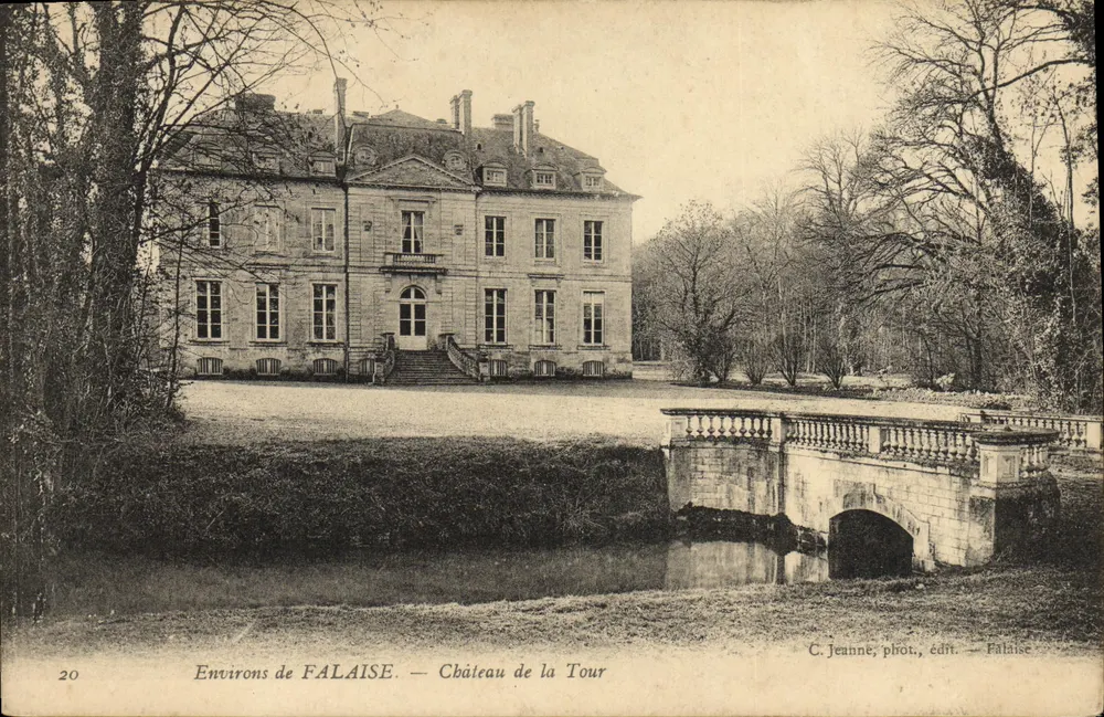 Um Falaise — Schloss de la Tour — C. Jeanne, phot. — Falaise - Vorderseite