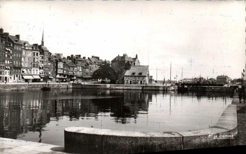 O cais com água cheia — Honfleur (Calvados) — Editions Véritable - Frente