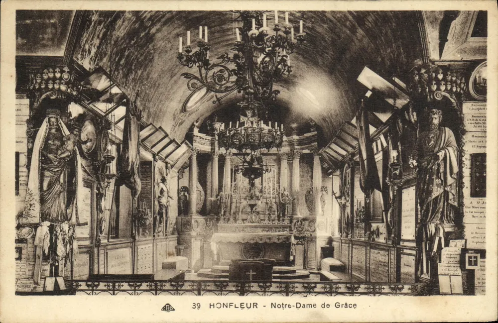 Honfleur - Igreja de Nossa Senhora da Graça — interior decorado com estátuas e candelabros - Frente
