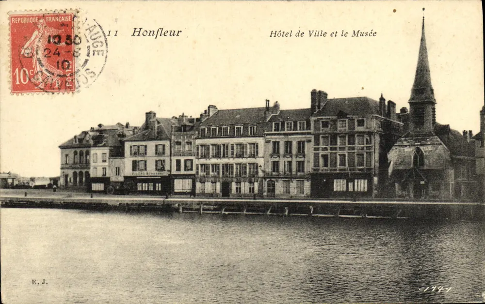 Honfleur — Hotel de Ville e o Museu — E. J. - Frente