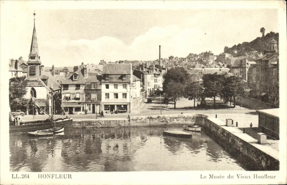 Honfleur — Vue du Musée du Vieux Honfleur avec église et quai — LL.264, éditeur impr. sur la carte - Frente