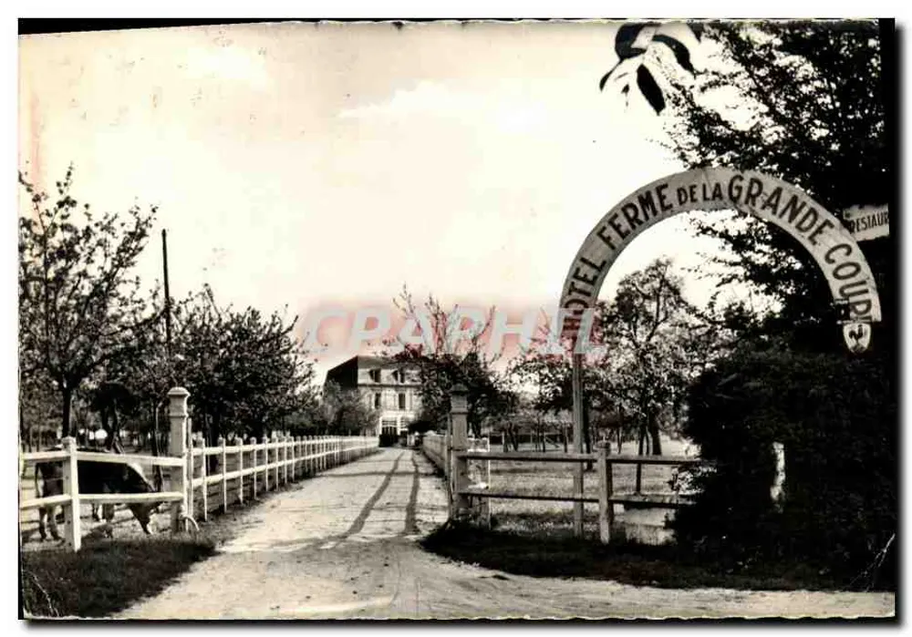 Hôtel-Ferme de la Grande Cour — entrée sous arcade avec chemin bordé de clôture — éditeur Hôtel-Ferme de la Grande Cour - Vorderseite