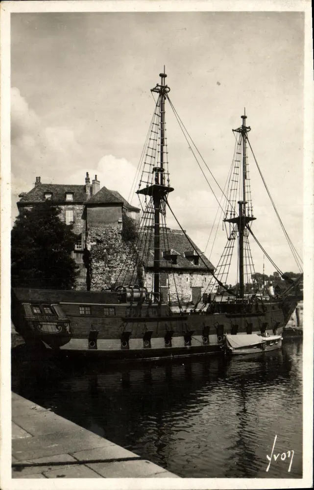 Honfleur (Calvados) — Die Lieutenance (16. Jahrhundert) und die Izarra (Nachbildung von Christoph Kolumbus) — Kunstausgaben 'YVON', Paris - Vorderseite