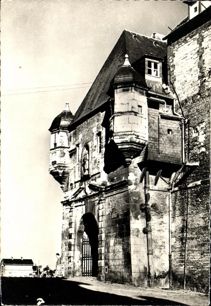 Honfleur (Calvados) — La Lieutenancé. La Porte de Caen. — Cliché B. MULOT - Recto