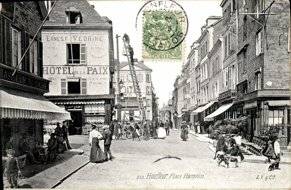 Houffleur - Place Hamelin — Ansicht der Straße mit dem Hotel de la Paix und Verlag L.V. & Cie - Vorderseite