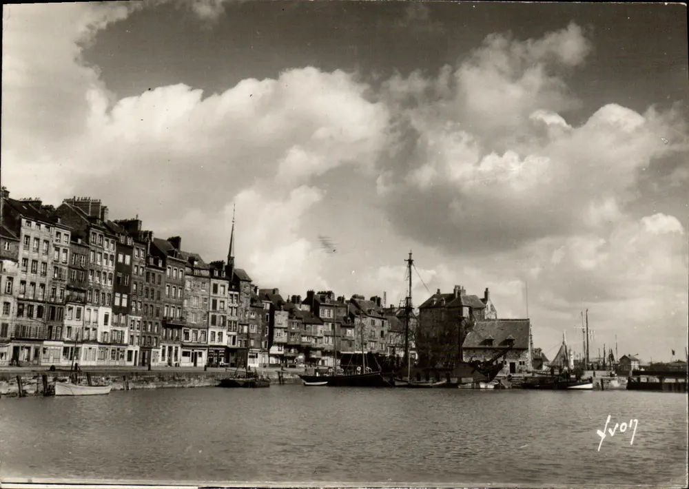 Bassin de l'Ouest, Calvados — vista do porto com barcos e casas — editor Y. Voit - Frente