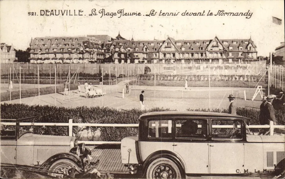 Deauville. Die blühende Strandpromenade. Die Tennisplätze vor dem Normandy — C.M., Le Havre, n°521 - Vorderseite