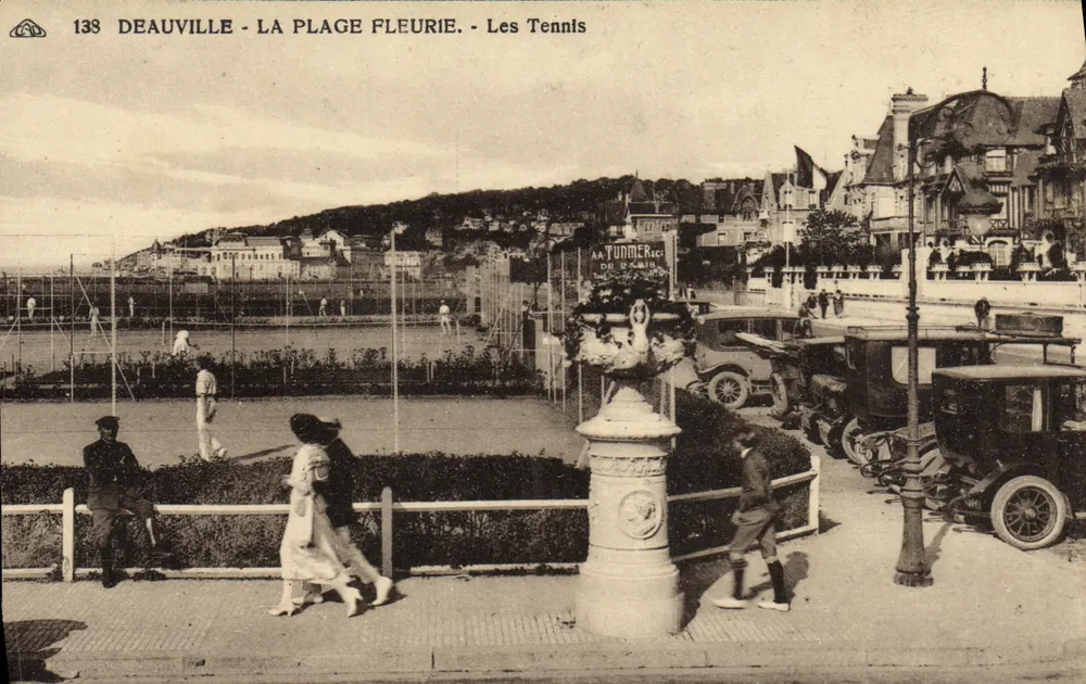 Deauville - Die blühende Strandpromenade - Die Tennisplätze - Vorderseite