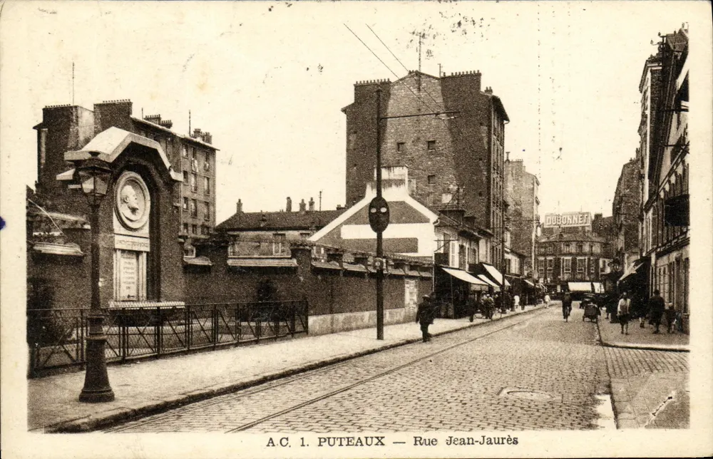 Rue Jean-Jaurès — vue de la rue avec un lampadaire orné et un bâtiment à gauche — éditeur A.C. 1. PUTEAUX - Frente