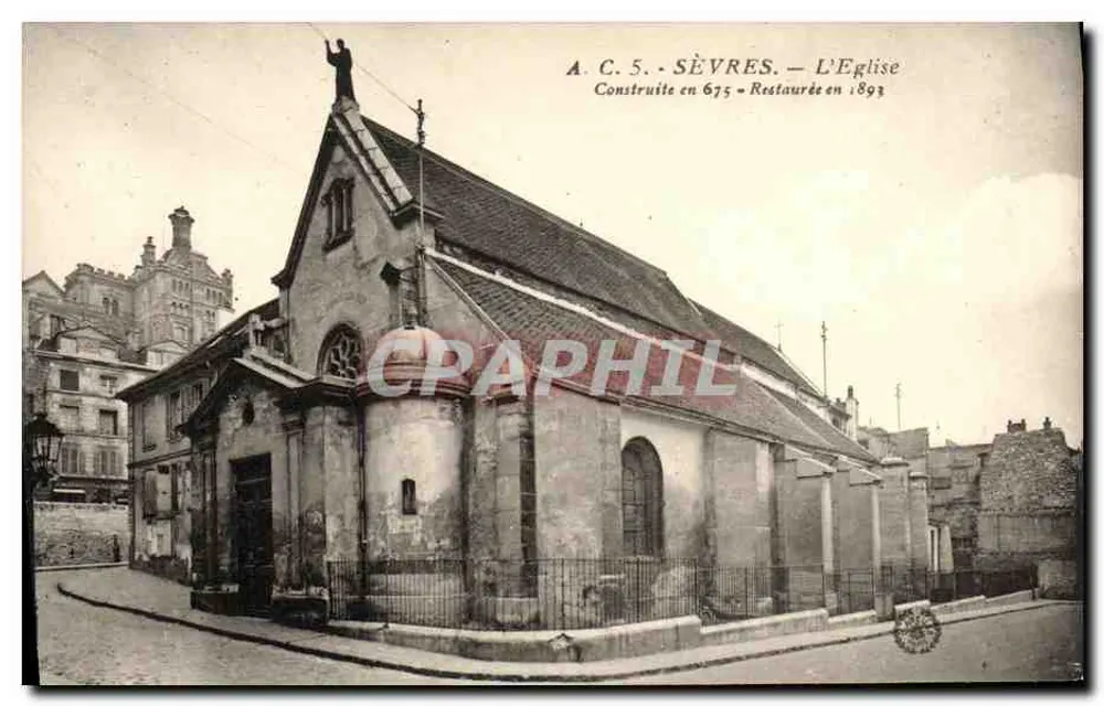 Sèvres — A Igreja — Construída em 675 - Restaurada em 1893 - Frente