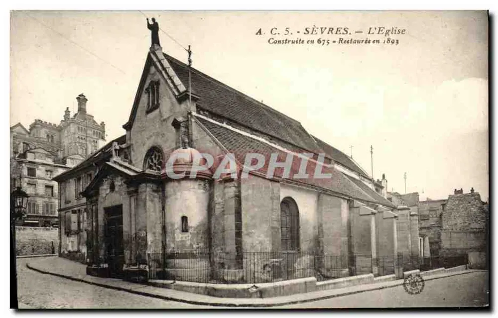 Sèvres — A Igreja — Construída em 675 - Restaurada em 1893 - Frente