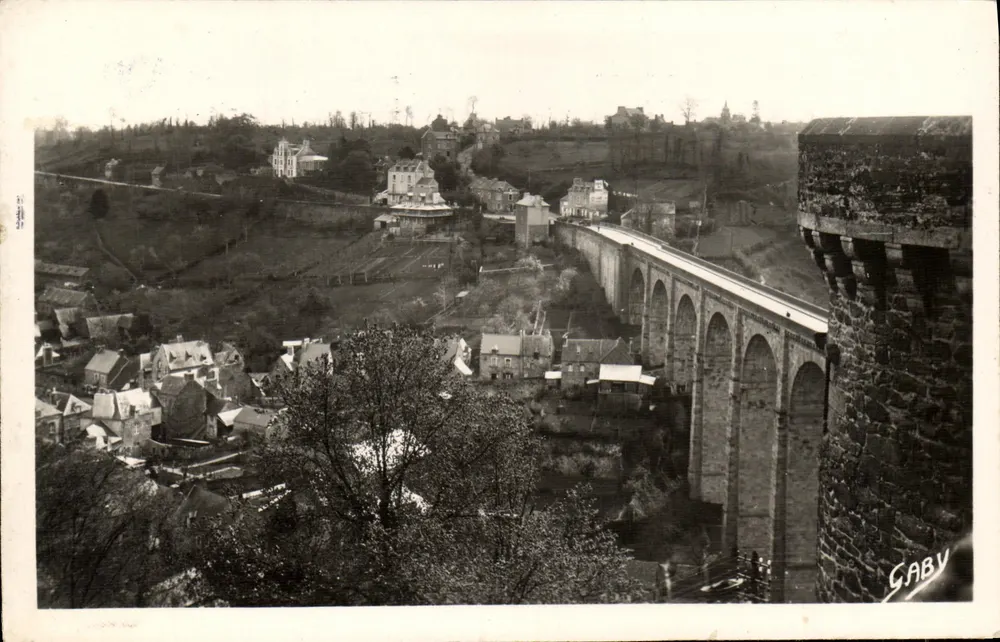 Vista do viaduto de Dinan — vista tirada de uma torre — Gaby - Frente