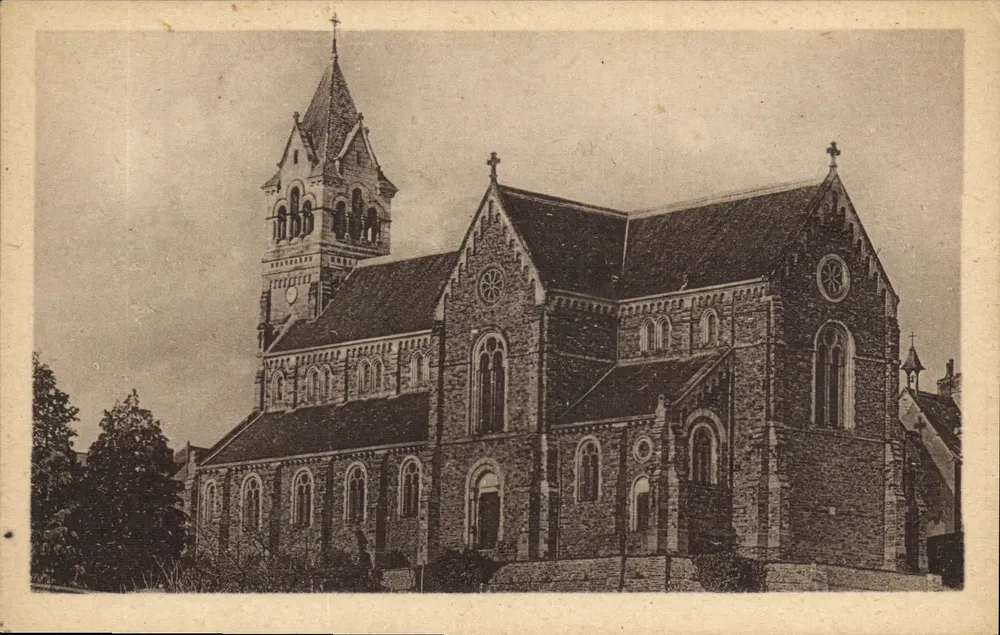 Kerk van Betton — Ramen van het einde van de 16e eeuw en merkwaardige doopfonten van graniet — Foto A. D. - Voorkant