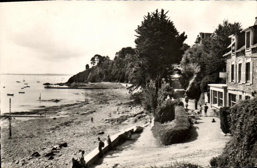 Cancale — Costa de Esmeralda. 14. O Abrigo dos Mares. - Frente