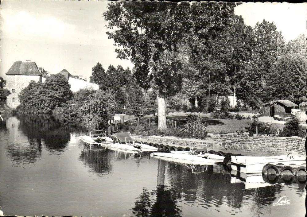Châteaubourg — Der Park und die Pedalo-Boote am See — Loïc - Vorderseite