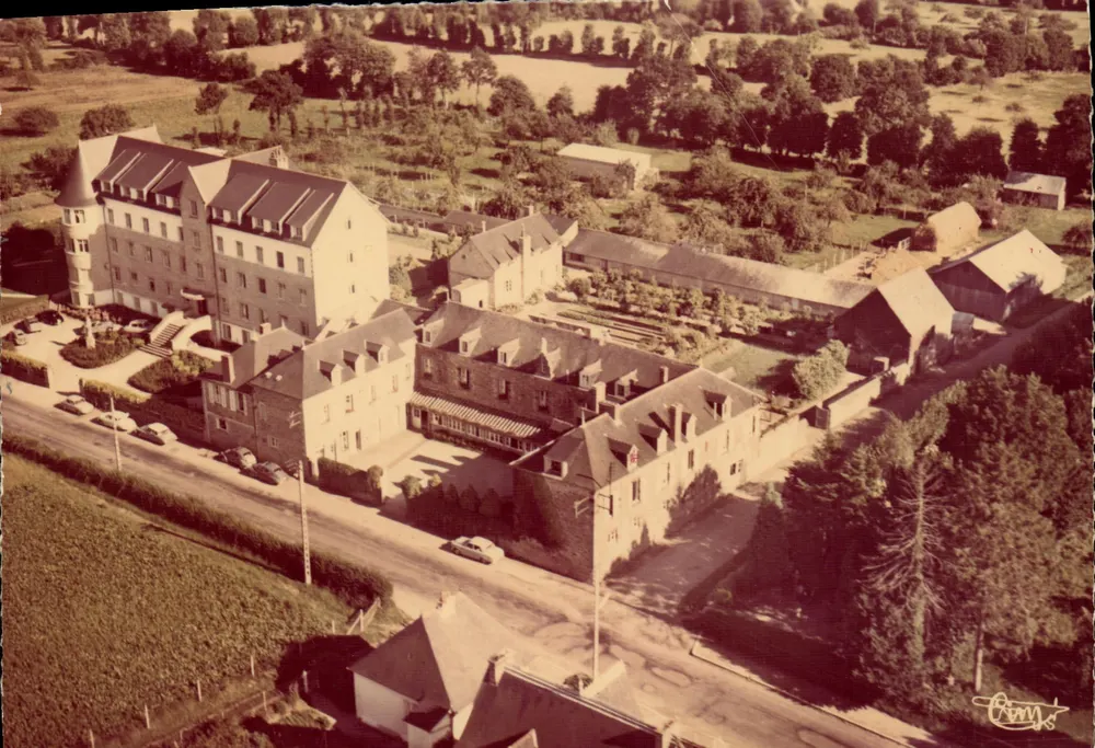 Combourg (Ille-et-Vilaine) — La Clinique et la Maison de repos — éditeur COMBIER IMP. MACON - Frente