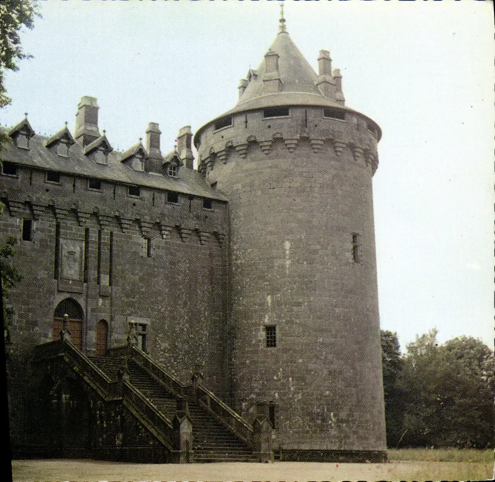 Feudales Schloss von Combourg — Haupteingang — Kalicrom - Vorderseite