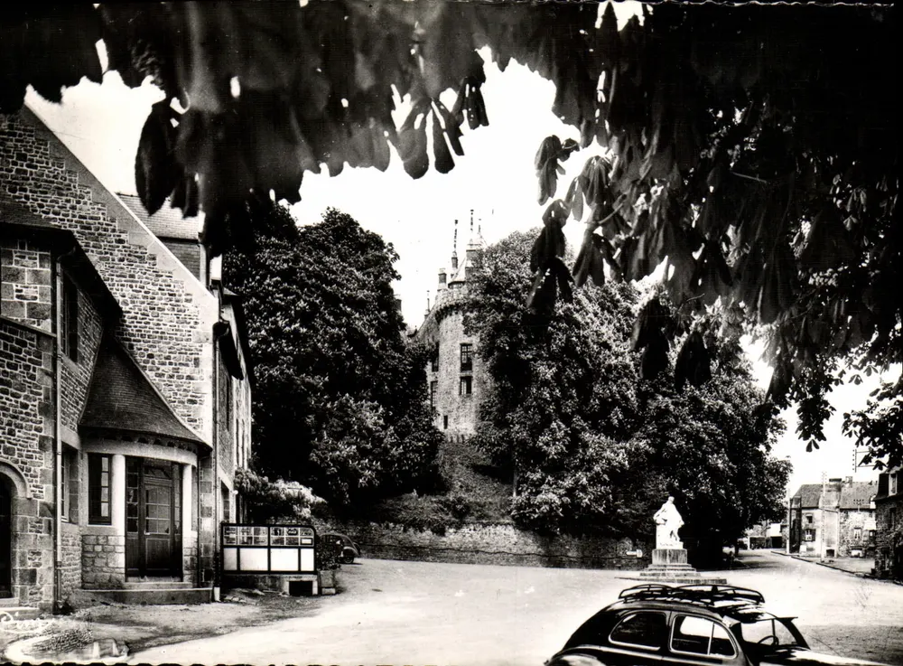 Castelo de Combourg — vista da praça — Imp. MACON (S.-et-L.) - Frente
