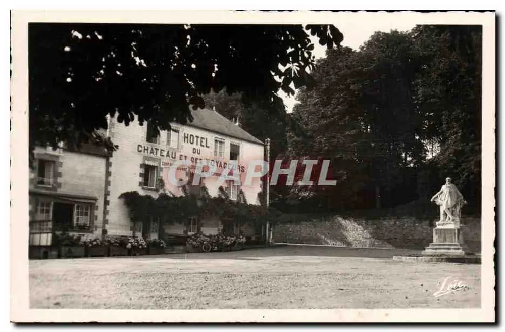 Schloss und Reisende — Hotel — Combourog - Vorderseite
