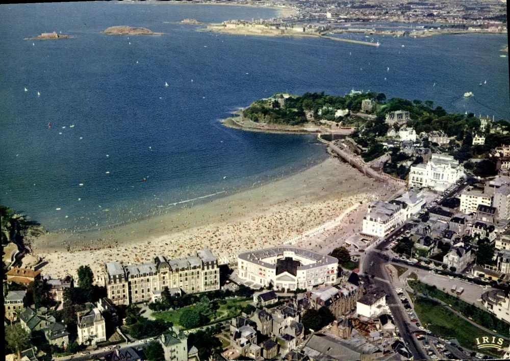 Dinard - Costa de Émeraude (I.-e-V.) — Vista aérea da praia da Ecluse — Editor LUMICAP, série 1374 - Frente