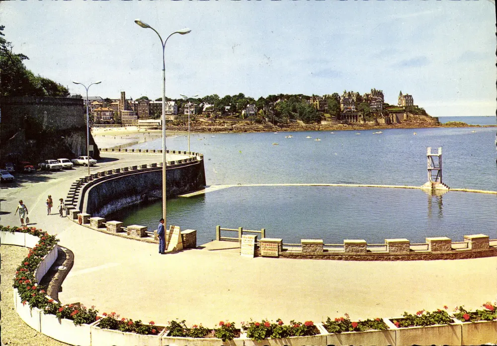Dinard (I.-et-V.) — Piscine d'Eau de Mer chauffée — Imprimé par Naturelles - Awers