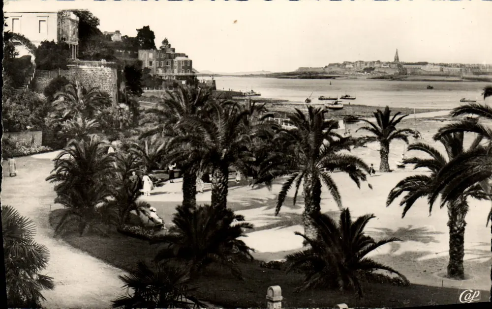 Dinard - La Palmerale — Im Hintergrund, Saint-Malo — C.A.P. Paris - Vorderseite