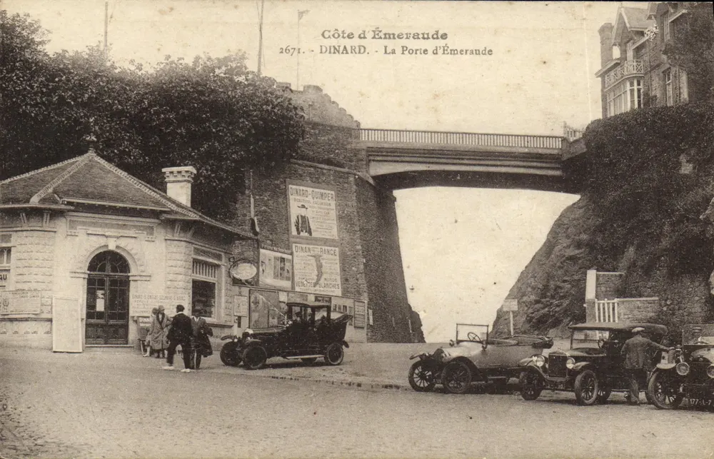 Dinard - A Porta de Esmeralda — Costa da Esmeralda, ponte sobre falésia, carros antigos - Frente