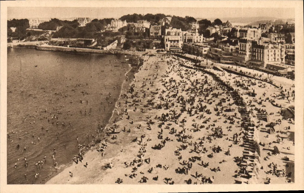 Dinard — Die Strandpromenade zur Badezeit — Aufnahme vom Crystal-Hôtel - Vorderseite