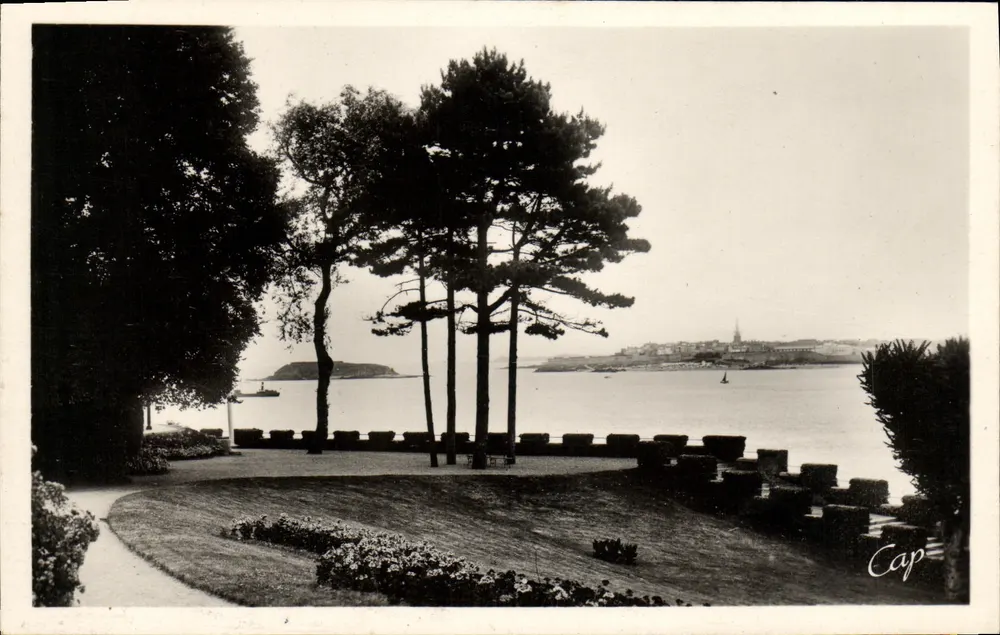 Dinard — Vista sobre St-Malo — Cabo - Frente