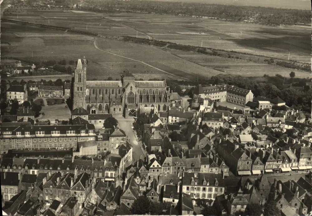 Dol-de-Bretagne (Ille-et-Vilaine) — Vista geral em direção à Catedral — Pierre Artaud & Cie, N°1 - Frente